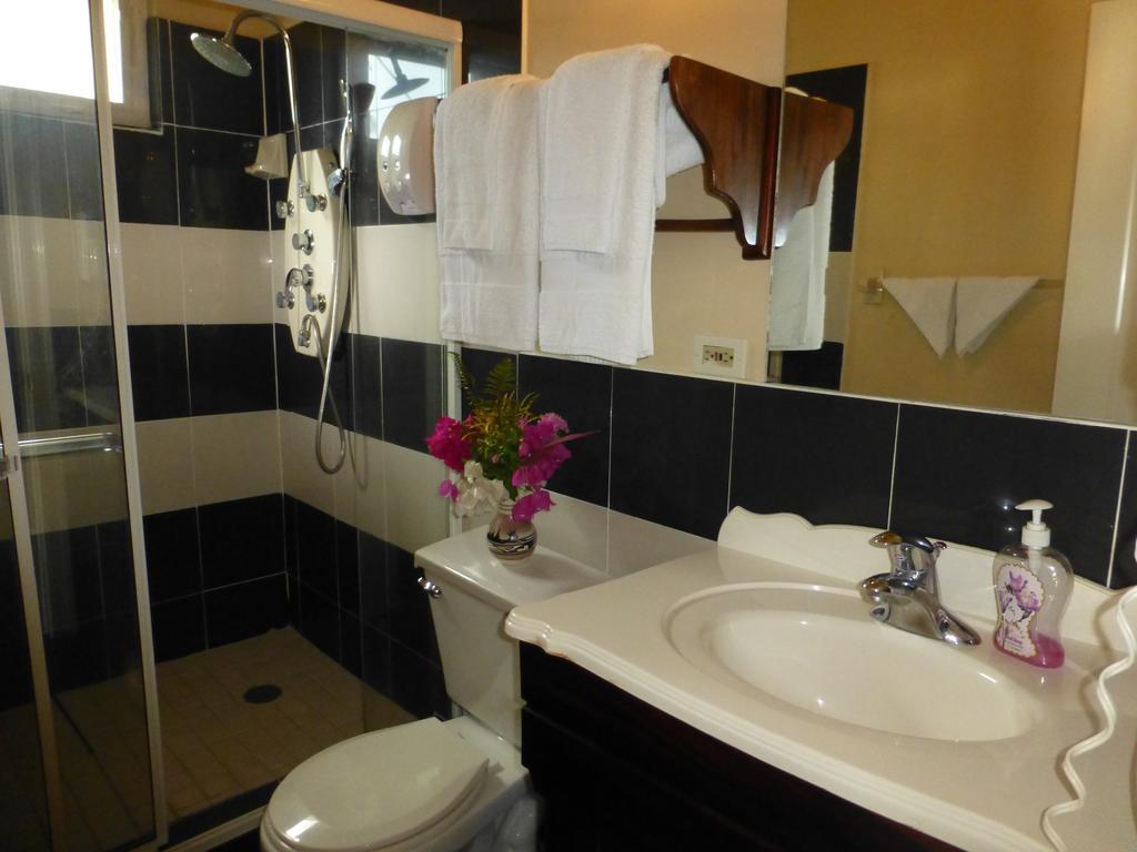 Guest House Villa Mishkan Runaway Bay Room photo