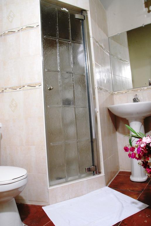 Guest House Villa Mishkan Runaway Bay Room photo